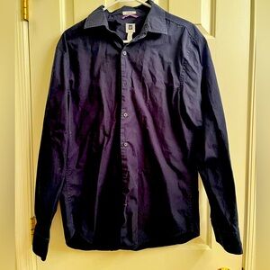 Dark blue gap shirt with subtle embroidery pattern